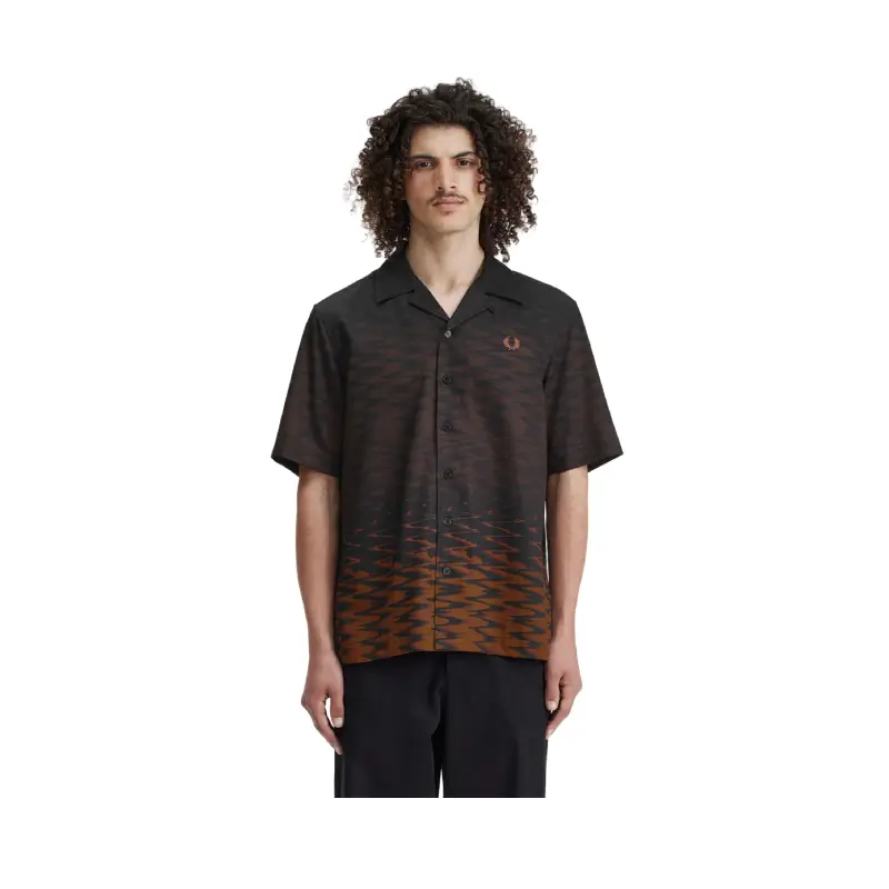 fred perry camisa com colarinho plano com gráfico de onda