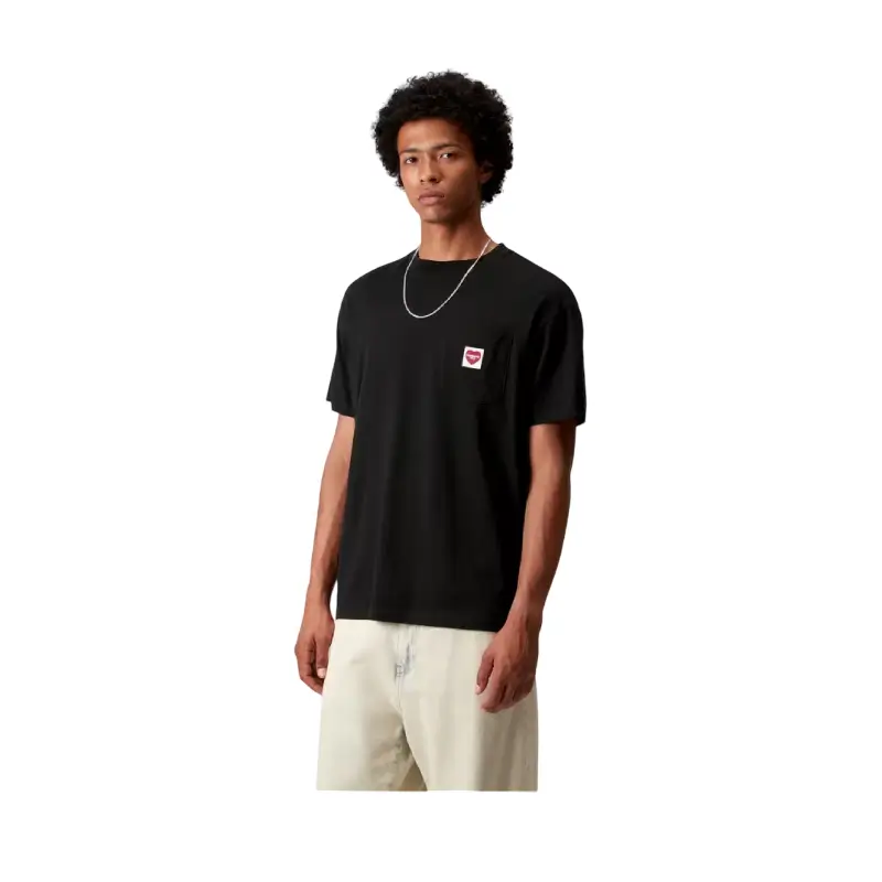 carhartt wip tshirt com bolso heart