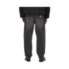 Calças Carhartt WIP Newel em cinzento, vista traseira no modelo