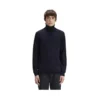 Camisola Fred Perry Roll Neck K9552 em azul-marinho, vista frontal no modelo