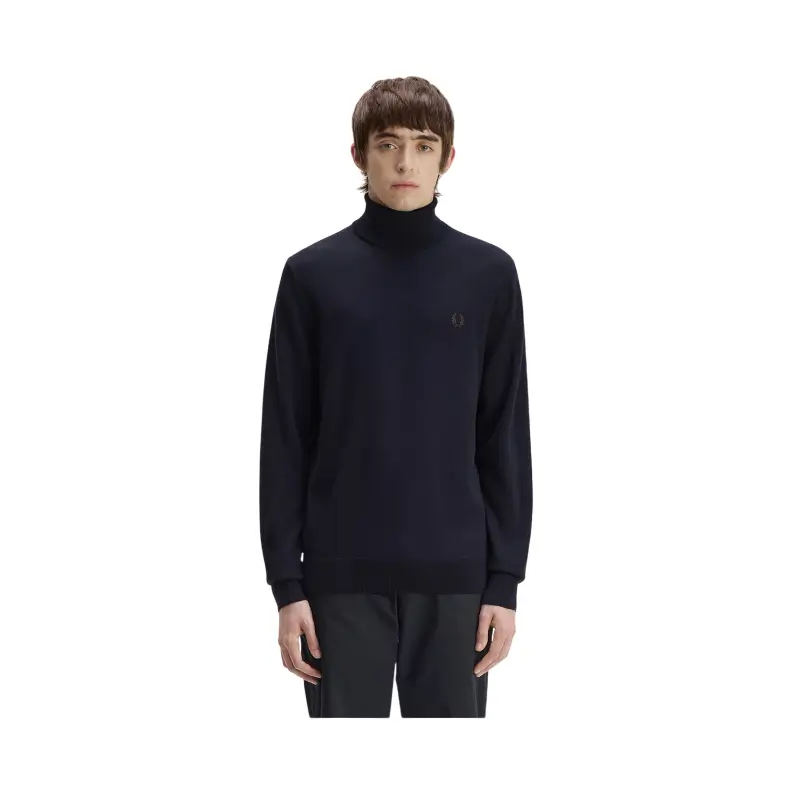Camisola Fred Perry Roll Neck K9552 em azul-marinho, vista frontal no modelo