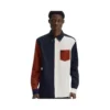 Camisa Fred Perry Colour Block Oxford M3453 em azul-marinho, branco e vermelho, vista frontal no modelo