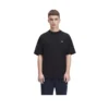 T-shirt Fred Perry Reflective Laurel Wreath M3491 em preto, vista frontal no modelo