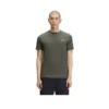 T-shirt Fred Perry Ringer M3519 em verde caqui, vista frontal no modelo