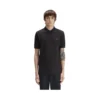 Polo Fred Perry Floral Print M3717 em azul-marinho, vista frontal no modelo