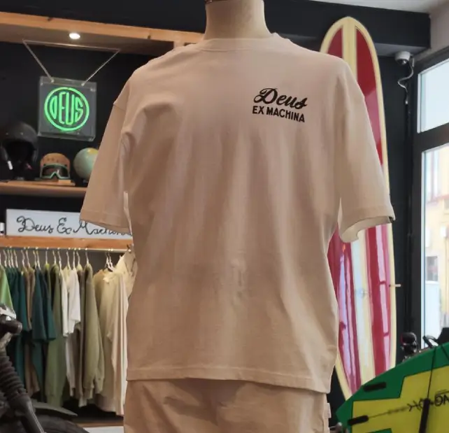 T-shirt Deus Ex Machina Biarritz Sign Tee em branco, fotografia frontal
