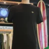 T-shirt Deus Ex Machina Shield Standard Tee em preto, fotografia frontal