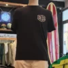 T-shirt Deus Ex Machina Frontage em preto, fotografia frontal
