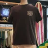 T-shirt Deus Ex Machina Shield Gd Tee em preto, fotografia frontal