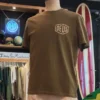 T-shirt Deus Ex Machina Shield Gd Tee em verde azeitona, fotografia frontal