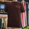 T-shirt Deus Ex Machina Unchained Tee em castanho, fotografia frontal