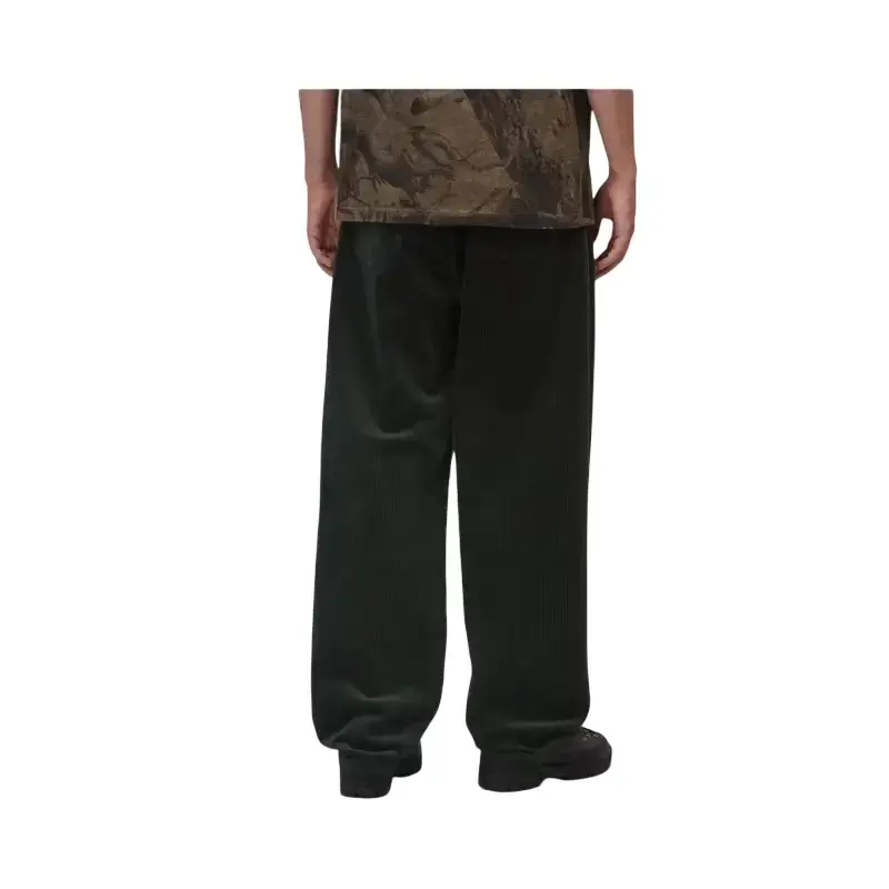 Calças Carhartt WIP Landon em verde escuro, vista traseira no modelo