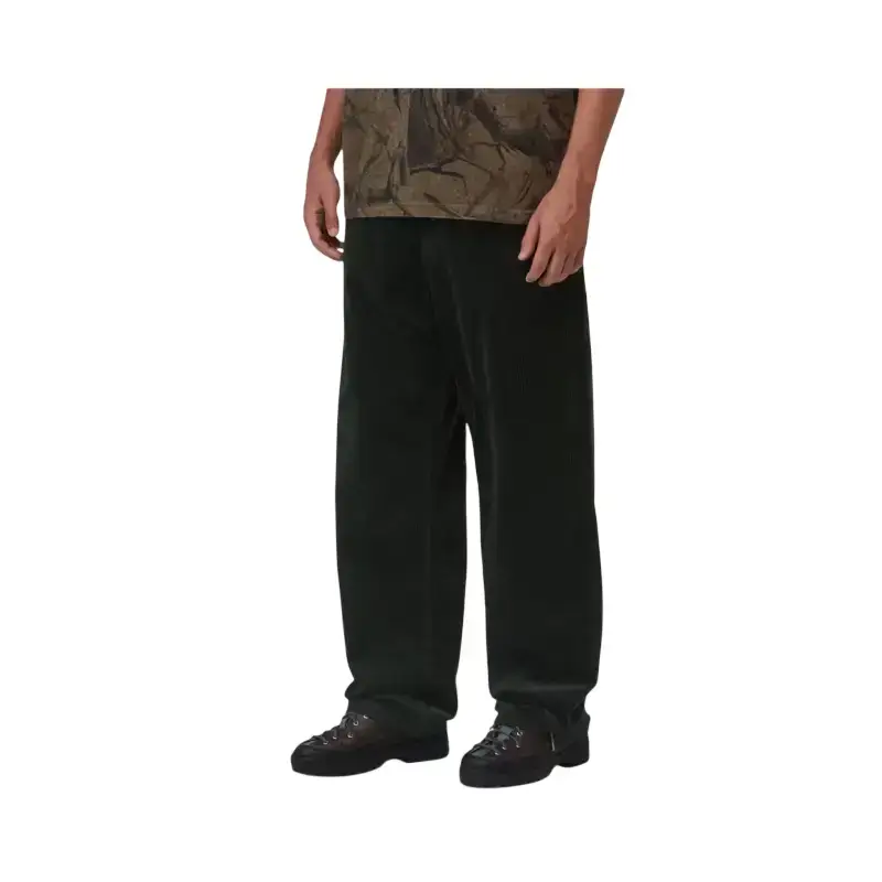 Calças Carhartt WIP Landon em verde escuro, vista frontal no modelo