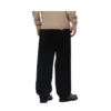 Calças Carhartt WIP Landon em preto, vista traseira no modelo
