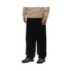 Calças Carhartt WIP Landon em preto, vista frontal no modelo