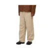 Calças Carhartt WIP Landon em bege, vista frontal no modelo