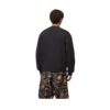 Camisola Carhartt WIP Mack em preto, vista de costas no modelo