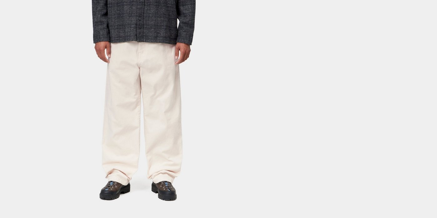 Carhartt WIP Landon Natural Rinsed, vestidas pelo modelo, de frente
