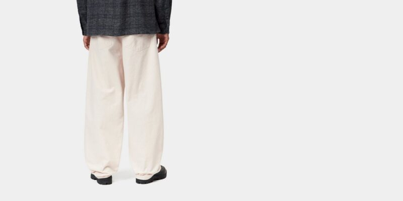Carhartt WIP Landon Natural Rinsed, vestidas pelo modelo, de costas