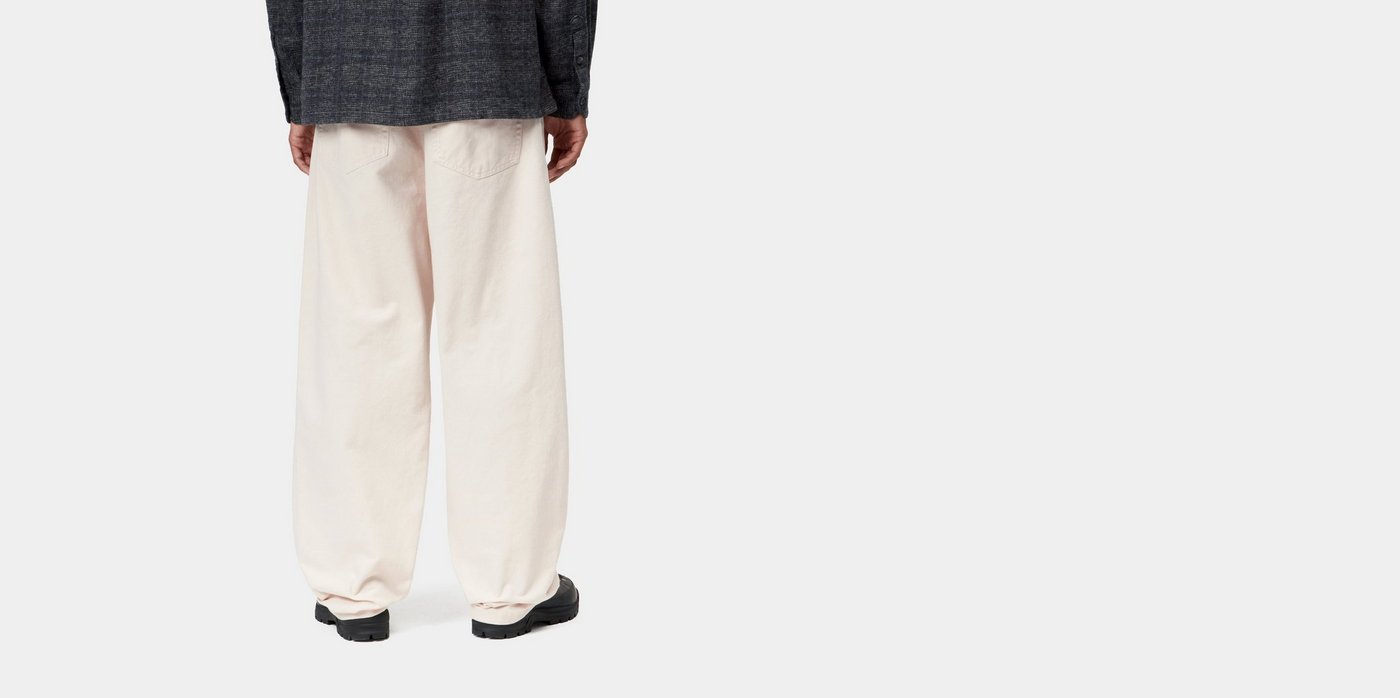Carhartt WIP Landon Natural Rinsed, vestidas pelo modelo, de costas