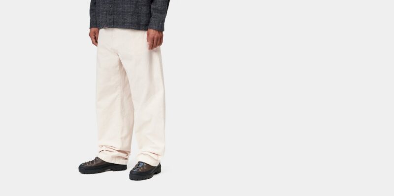 Carhartt WIP Landon Natural Rinsed, vestidas pelo modelo, de lado