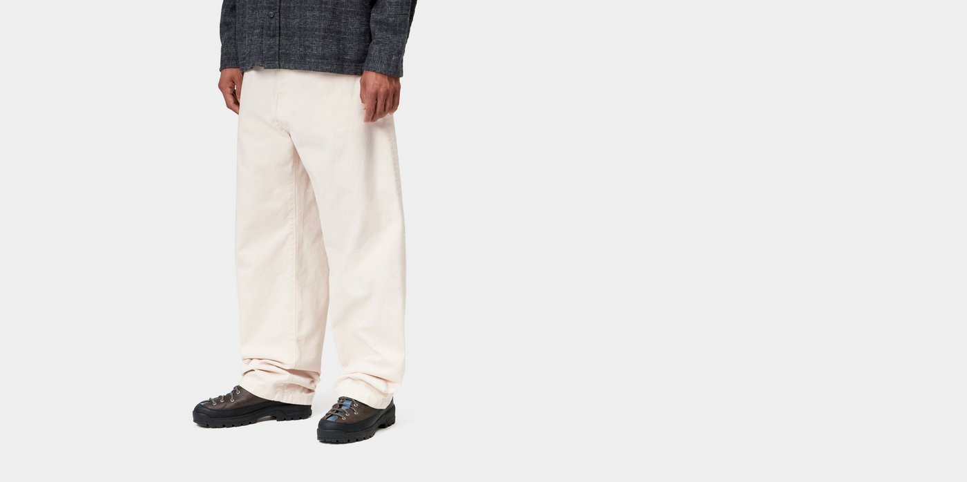 Carhartt WIP Landon Natural Rinsed, vestidas pelo modelo, de lado