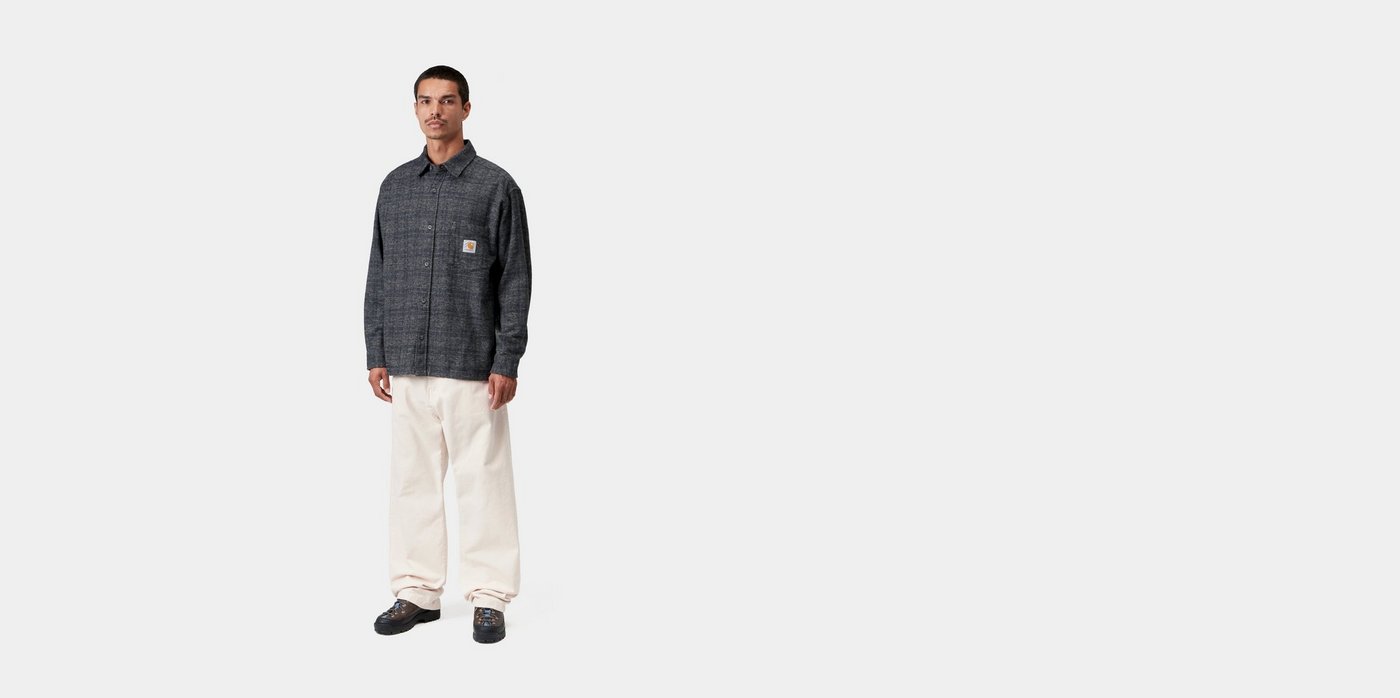 Carhartt WIP Landon Natural Rinsed, conjunto completo no modelo, com calças Natural