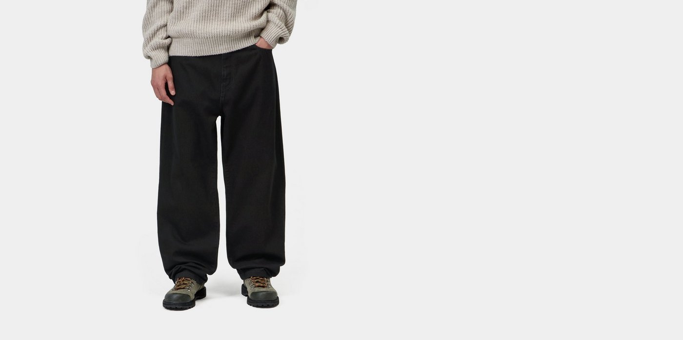 Carhartt WIP Landon Black Rinsed, vestidas pelo modelo, de frente