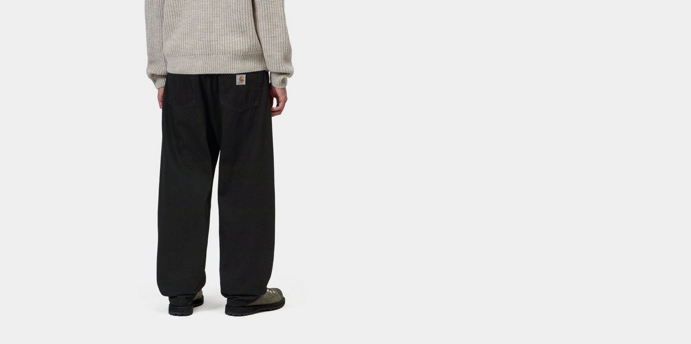 Carhartt WIP Landon Black Rinsed, vestidas pelo modelo, de costas