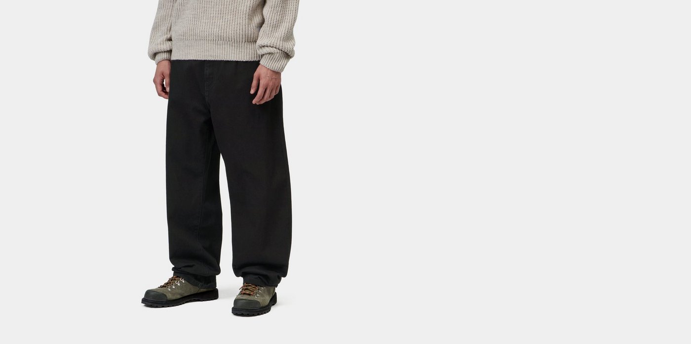 Carhartt WIP Landon Black Rinsed, vestidas pelo modelo, de lado