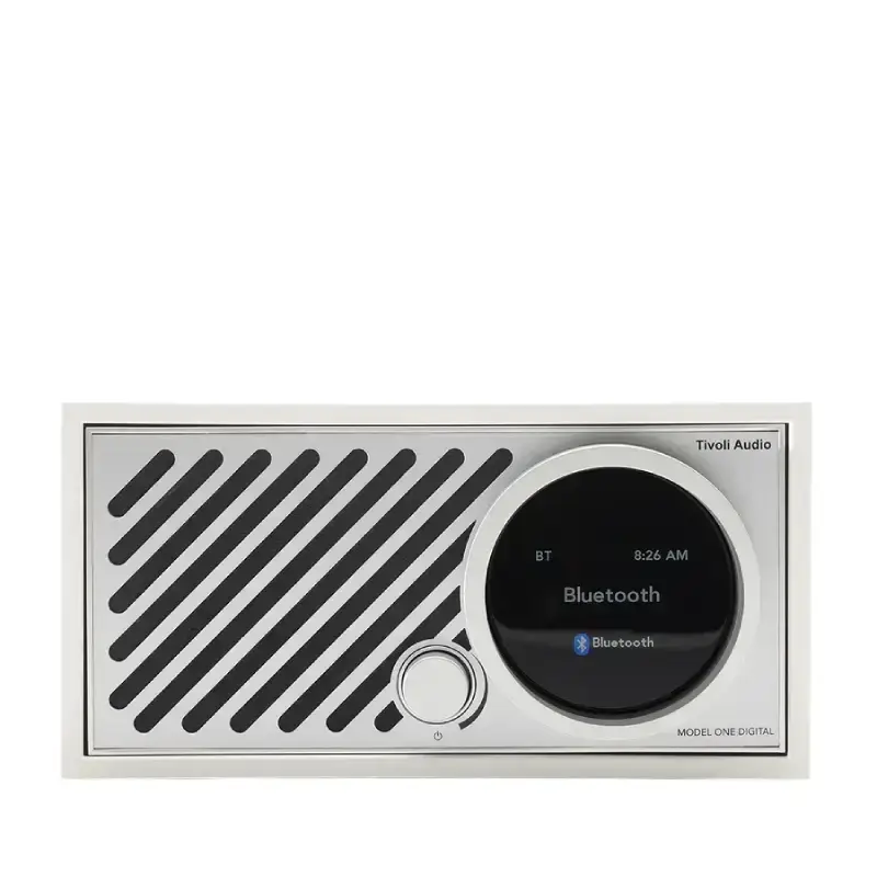 Tivoli Audio Model One Digital de terceira geração branca, com grelha cinzenta e ecrã frontal