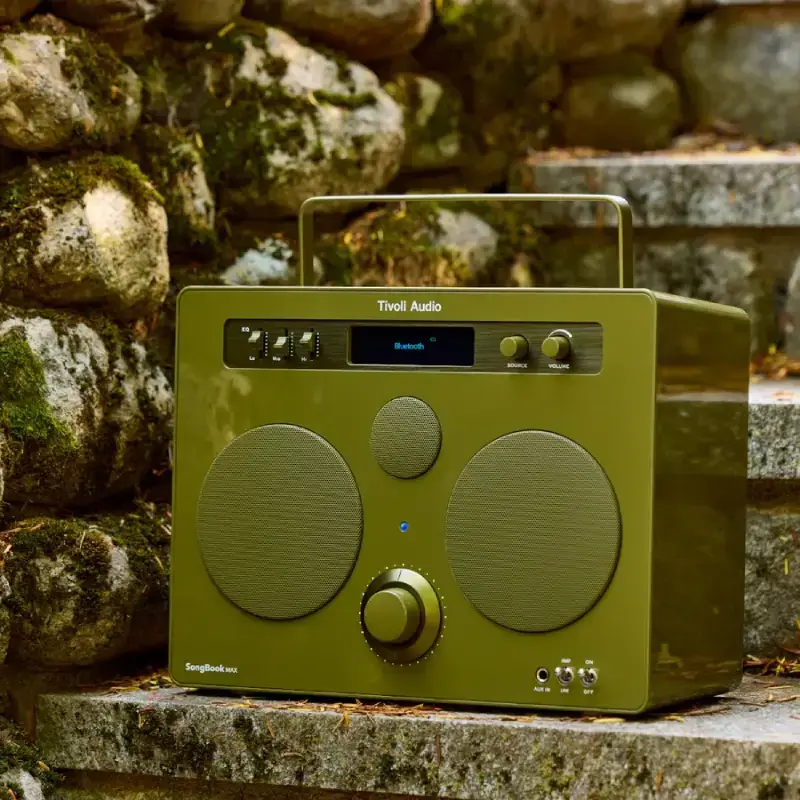 Coluna portátil Tivoli Audio SongBook MAX verde em ambiente exterior