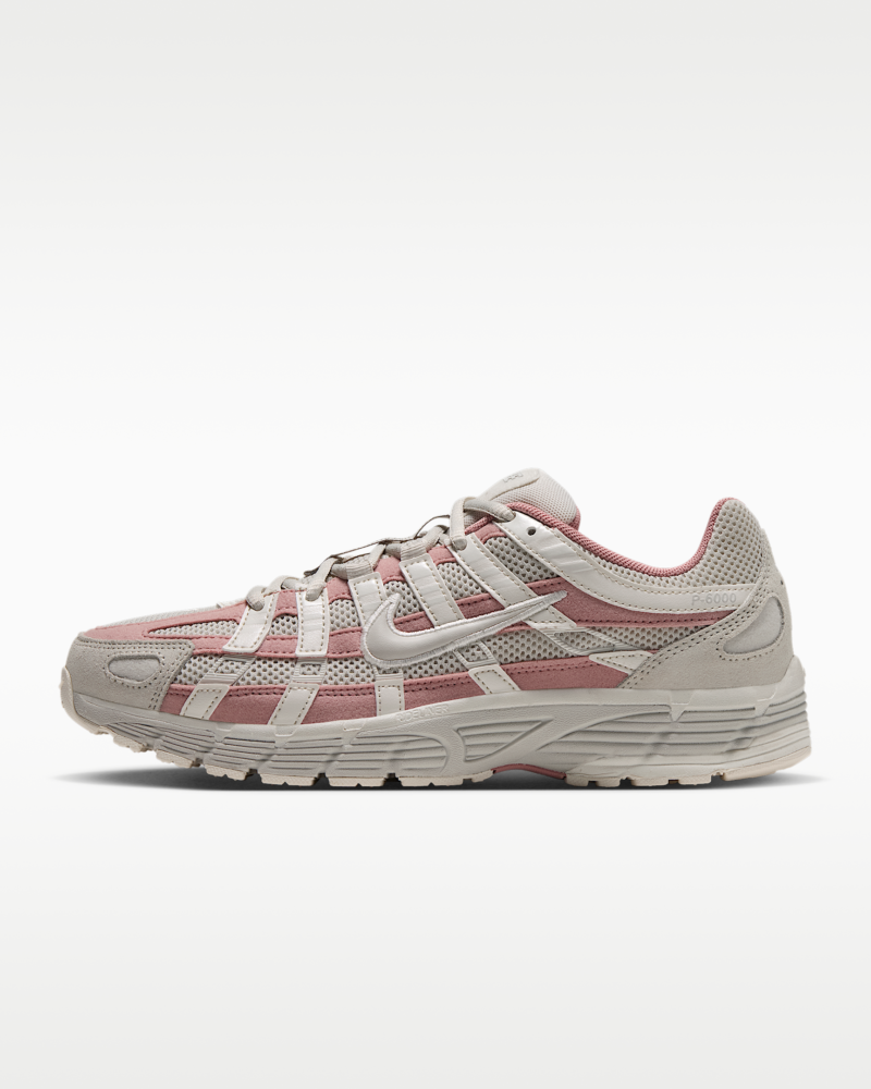Nike P-6000 Light Bone e Rust Pink, vista lateral com atacadores e sobreposições claras