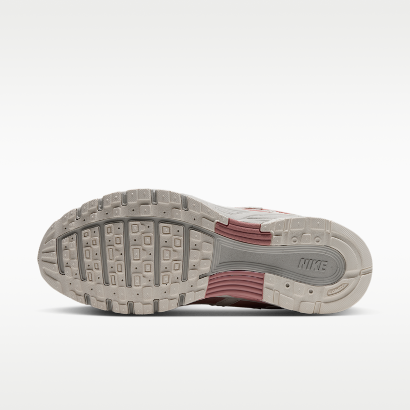 Nike P-6000 Light Bone e Rust Pink, sola exterior em borracha, com desenho do piso e detalhes rosa