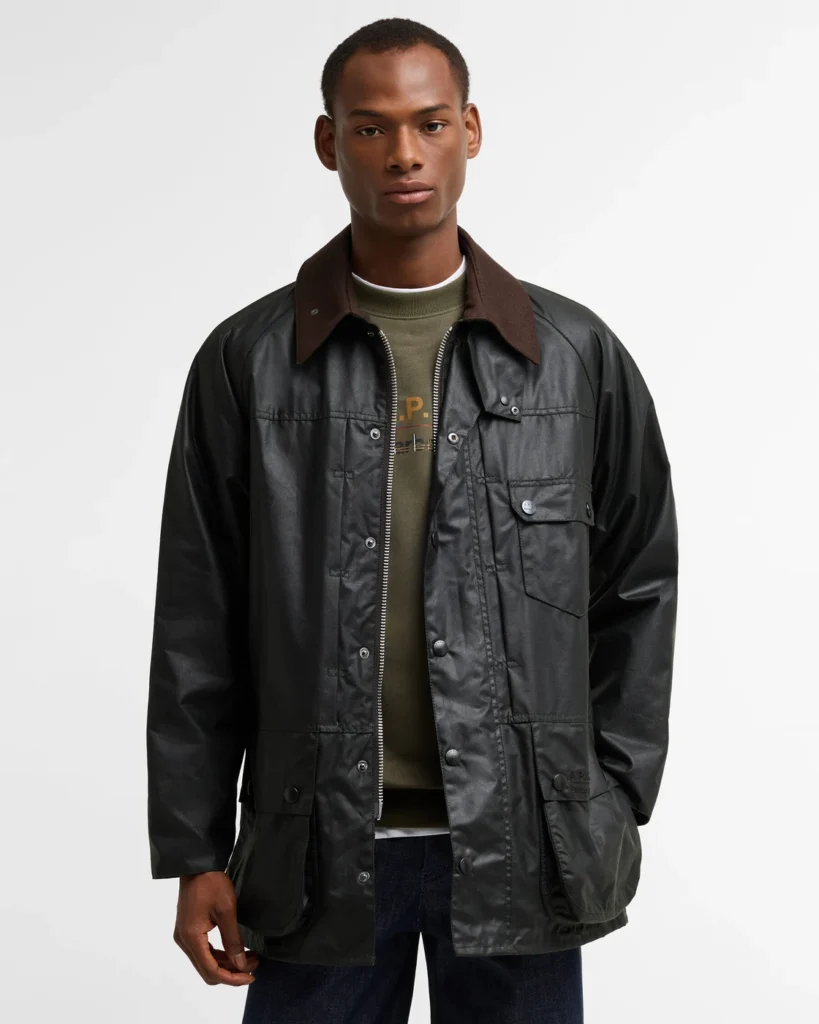 Casaco Barbour × A.P.C. Beaufort Dark Sage, visto de frente num modelo.