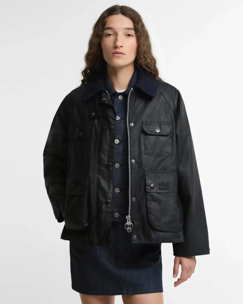 Casaco Barbour × A.P.C. Spey Dark Navy, visto de frente numa modelo.