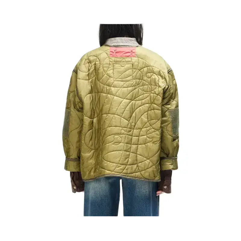 Casaco Deus Ex Machina First Flower Liner em verde azeitona, vista traseira no modelo