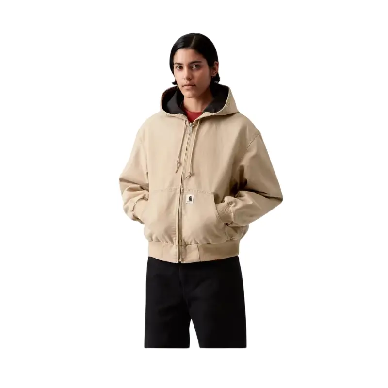 Casaco Carhartt WIP OG Active em bege, vista frontal no modelo