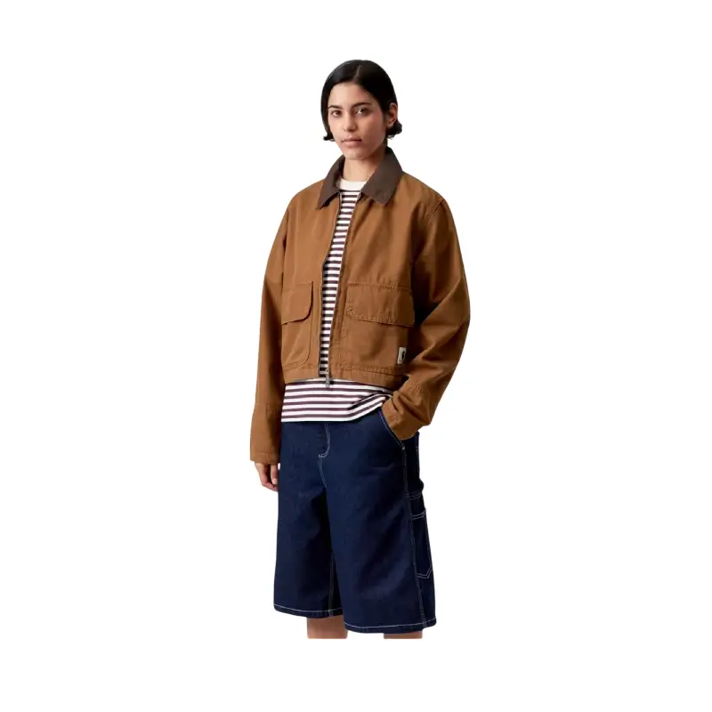 Casaco Carhartt WIP Prescott em castanho, vista frontal no modelo