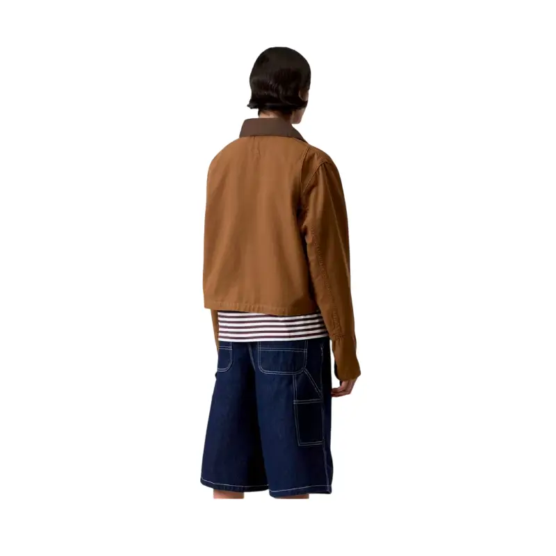Casaco Carhartt WIP Prescott em castanho, vista de costas no modelo