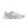 Sapatilha Nike V5 RNR em tons creme, com rede e detalhes metalizados, vista lateral