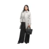 saco tote Barbour Birch preto levado na mão por modelo