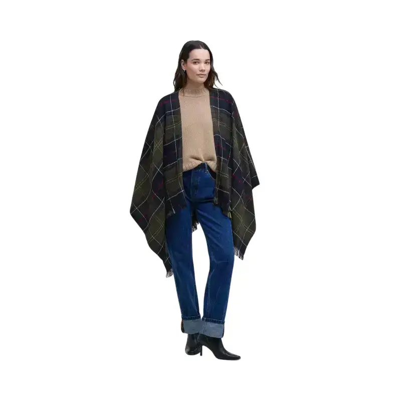 Modelo a usar o poncho amplo Barbour Staffin Tartan com franjas