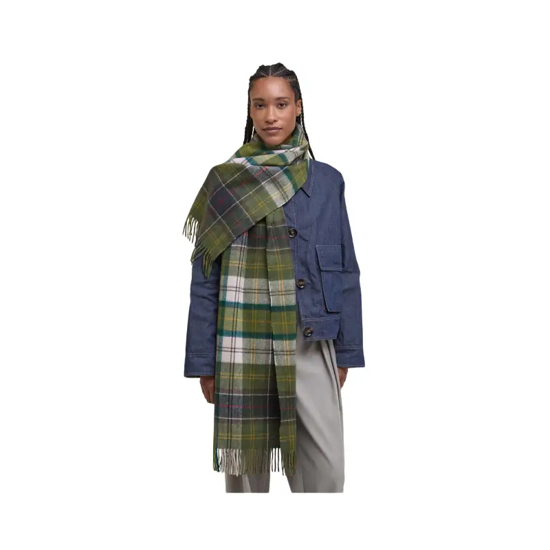 cachecol Barbour Serena tartan usado por modelo