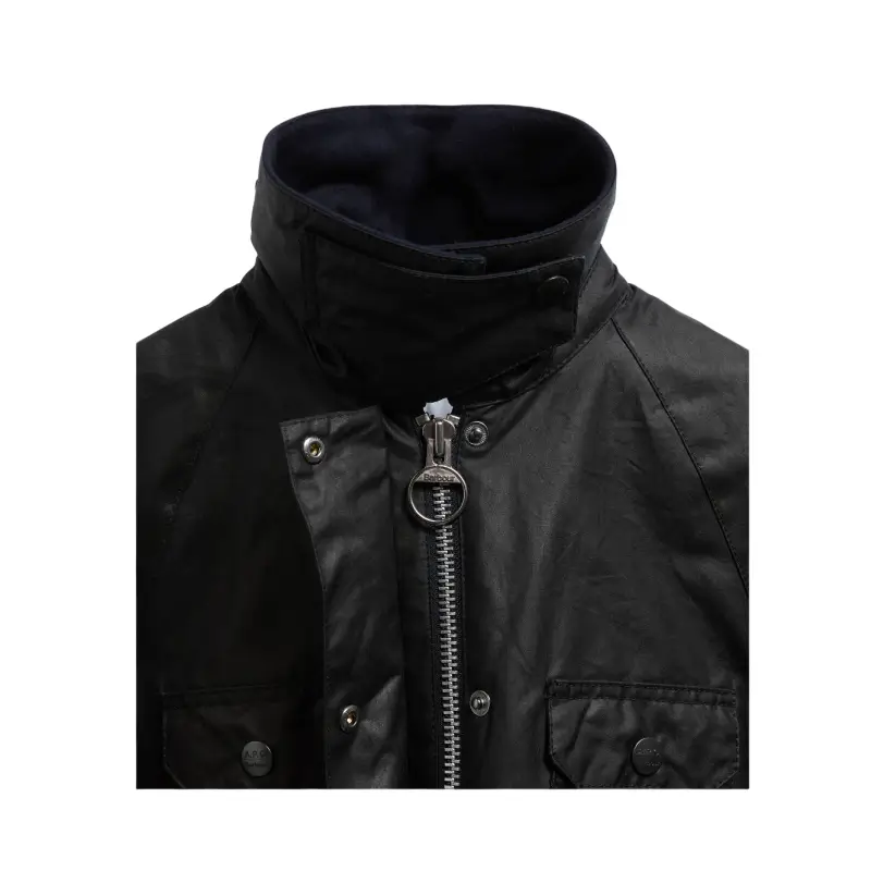 casaco Barbour x A.P.C. Spey, detalhe da gola levantada e fecho