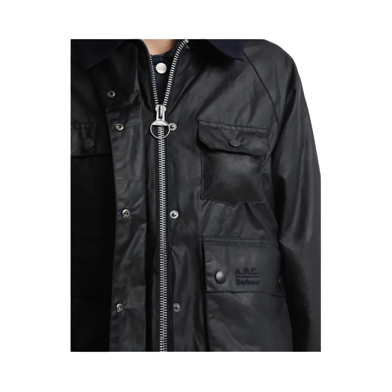 casaco Barbour x A.P.C. Spey, detalhe dos bolsos e logótipo