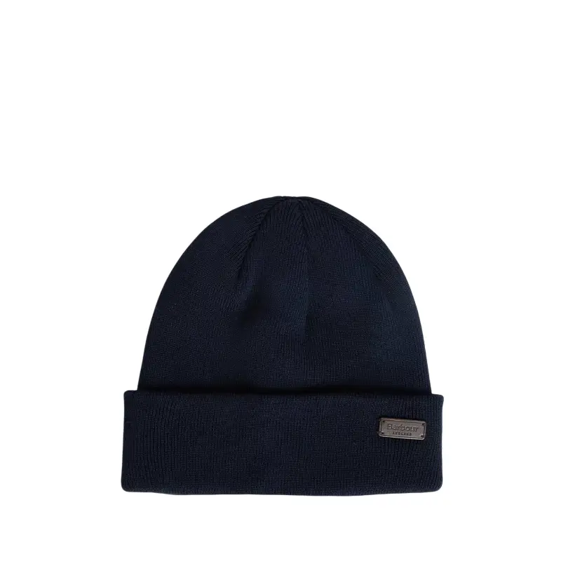 gorro azul do conjunto Barbour Swinton Evergreen, detalhe da dobra e placa