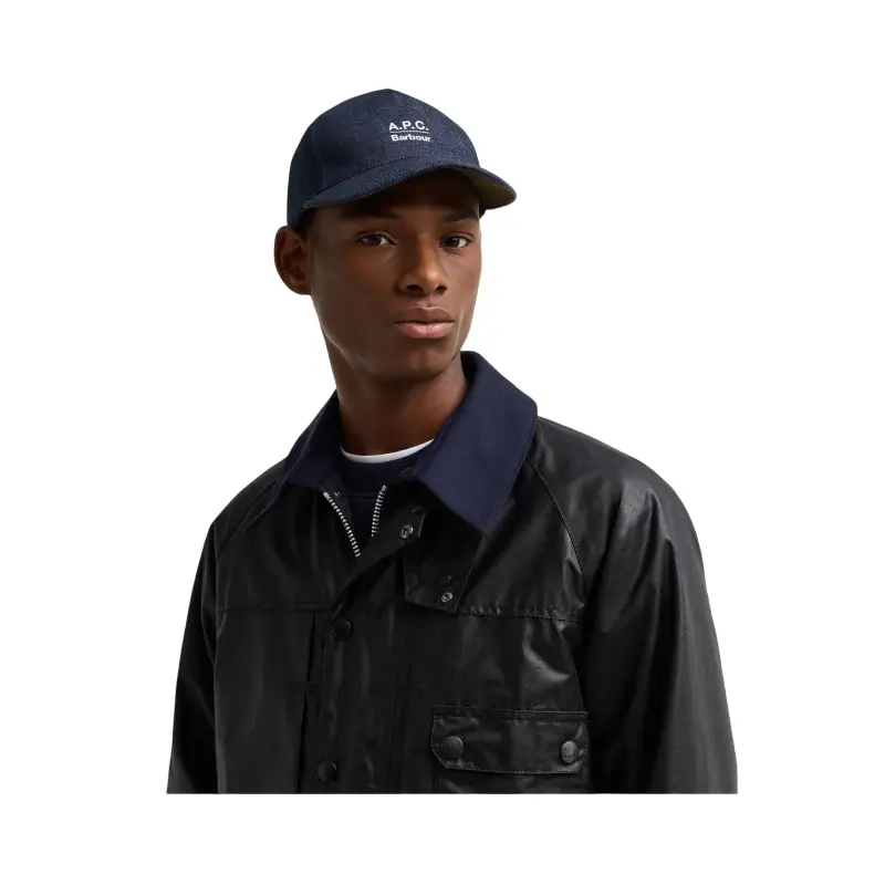 boné Barbour x A.P.C. denim usado por modelo