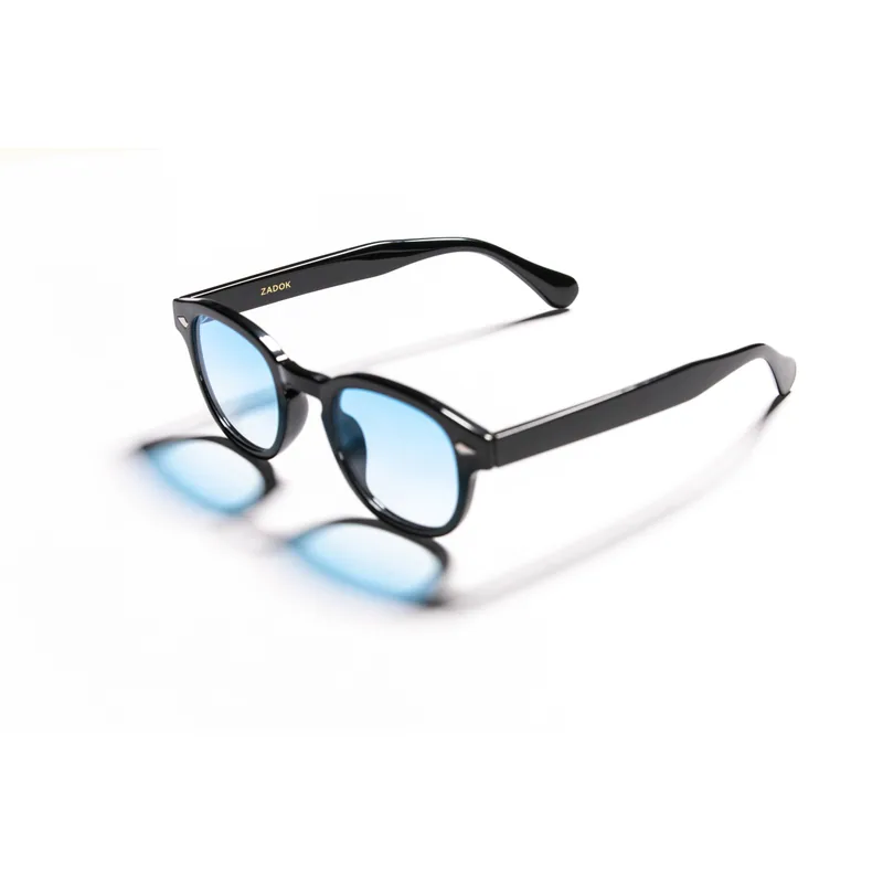 Óculos Zadok Le Corbusier Black Blue vistos de lado, com hastes pretas abertas.