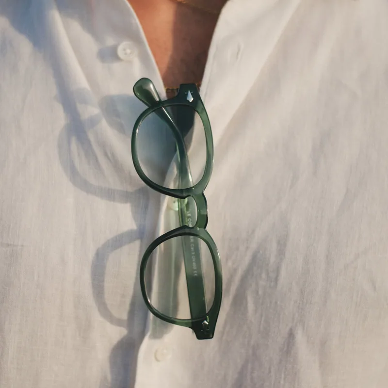 Zadok Le Corbusier Green, óculos numa camisa.
